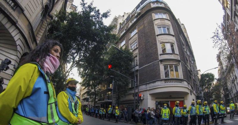 Uliarte y Sabag Montiel queriacutean alquilar un departamento frente al de Cristina