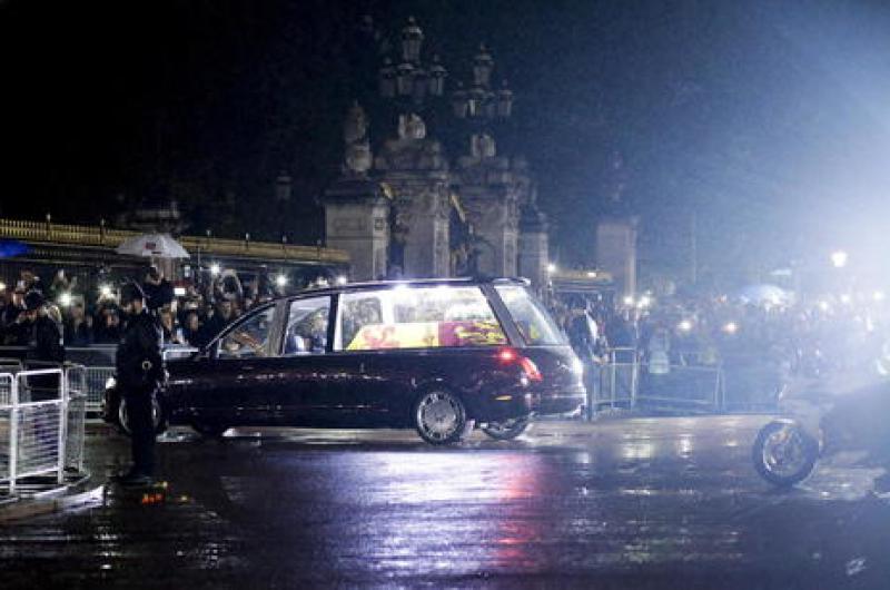 El cuerpo de la reina Isabel II volvioacute al Palacio de Buckingham por uacuteltima vez