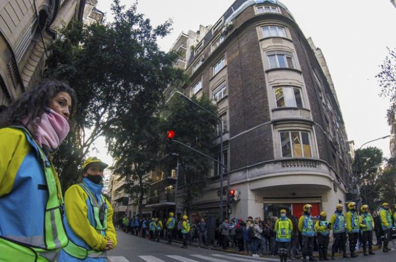 Uliarte y Sabag Montiel queriacutean alquilar un departamento frente al de Cristina