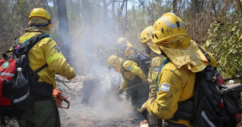 Continuacutean los trabajos para sofocar los incendios en Yuto y Caimancito