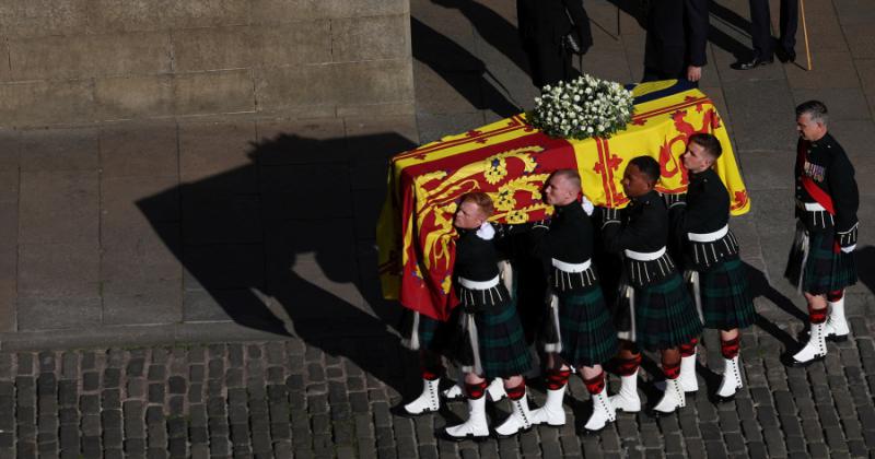 El feacuteretro de Isabel II llegoacute al Parlamento britaacutenico para un multitudinario adioacutes en Londres