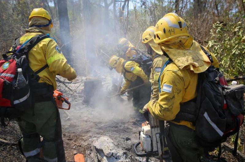 Continuacutean los trabajos para sofocar los incendios en Yuto y Caimancito