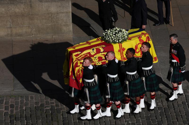 El feacuteretro de Isabel II llegoacute al Parlamento britaacutenico para un multitudinario adioacutes en Londres