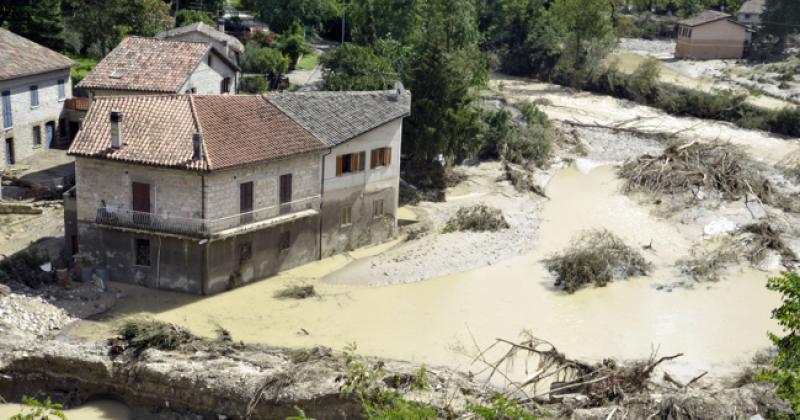 Lluvias torrenciales arrasan el centro de Italia en dos horas y causa diez fallecidos