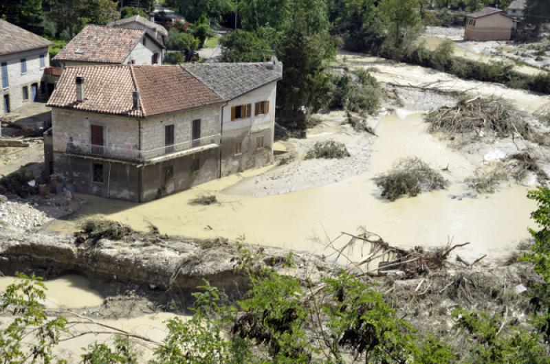 Lluvias torrenciales arrasan el centro de Italia en dos horas y causa diez fallecidos