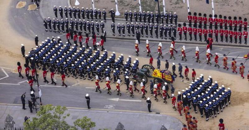 Finalizoacute el funeral puacuteblico de Isabel II con su feacuteretro en cripta real de Windsor