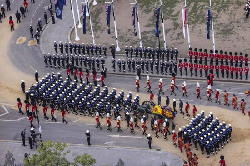 Finalizoacute el funeral puacuteblico de Isabel II con su feacuteretro en cripta real de Windsor