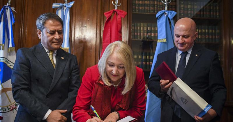 Visita de delegacioacuten de la Gran Asamblea Nacional de Turquiacutea ante el Parlatino