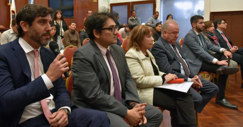 Apoyo a dar rango constitucional al MPA y  al Ministerio Puacuteblico de la Defensa Civil