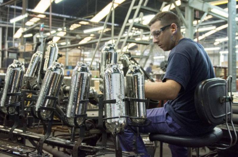 La economiacutea se estancoacute en julio pero acumuloacute en el antildeo un aumento de 64-en-porciento-