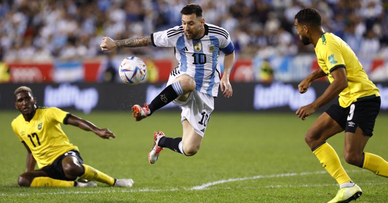 Argentina con una raacutefaga de Messi goleoacute a Jamaica