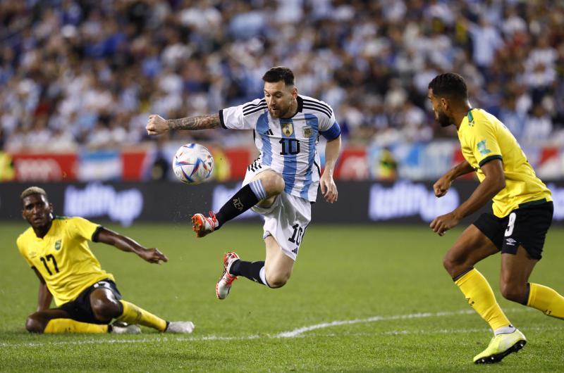 Argentina con una raacutefaga de Messi goleoacute a Jamaica
