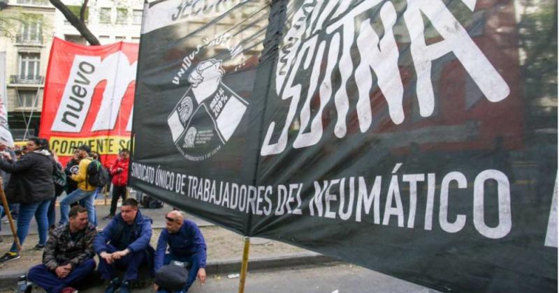 Gremio trotskista del neumaacutetico llegoacute a un acuerdo con las empresas y levantoacute el paro