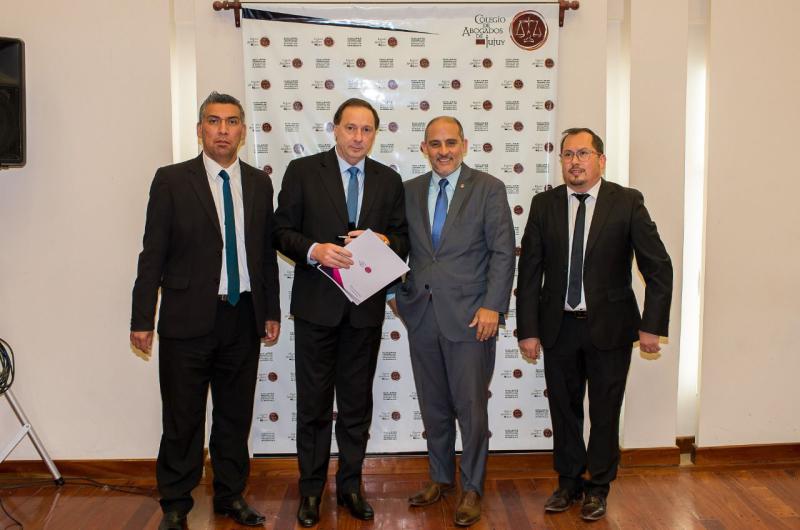 Reconocimiento a profesionales que cumplieron 25 y 50 antildeos de trabajo