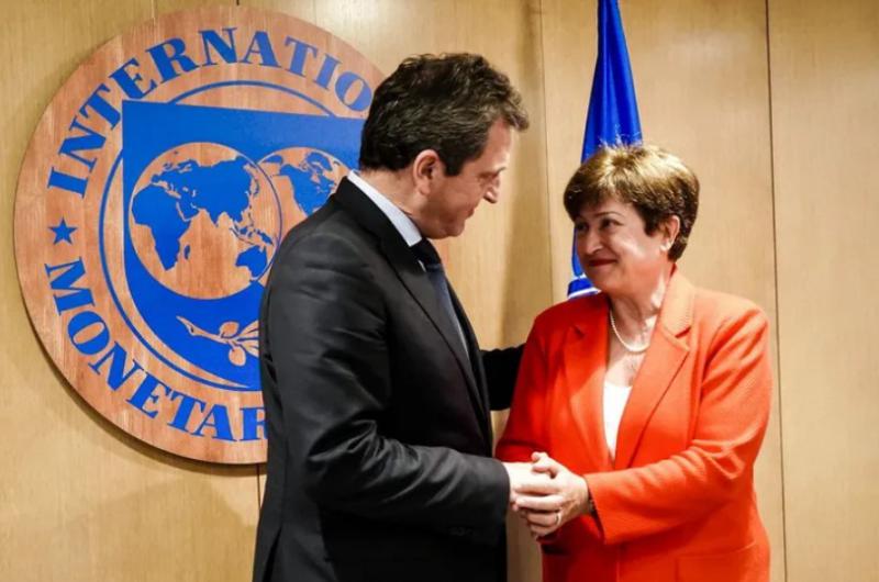 El FMI aproboacute la revisioacuten del tercer trimestre y enviaraacute us10000 millones