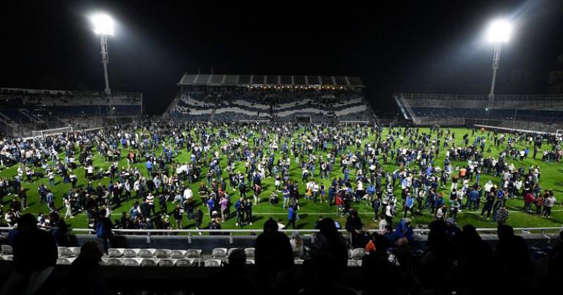 Suspendieron Gimnasia-Boca por incidentes entre hinchas y policiacuteas