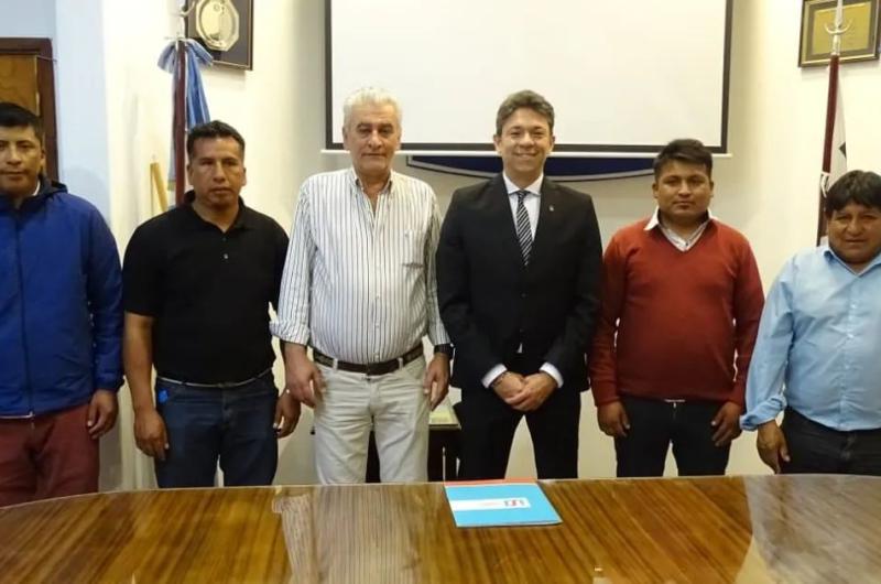 La Compantildeiacutea de Seguros de Jujuy SE entregoacute poacutelizas a comisiones municipales