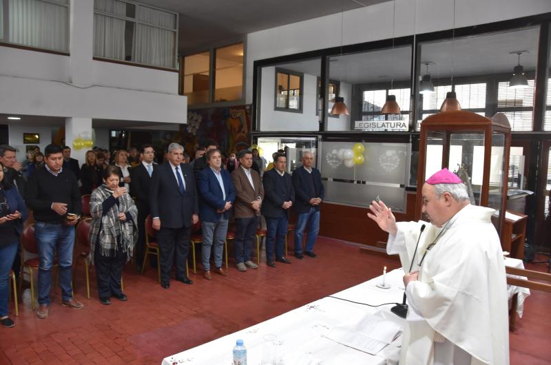 Imagen peregrina de la Virgen de Riacuteo Blanco visitoacute la Legislatura Provincial