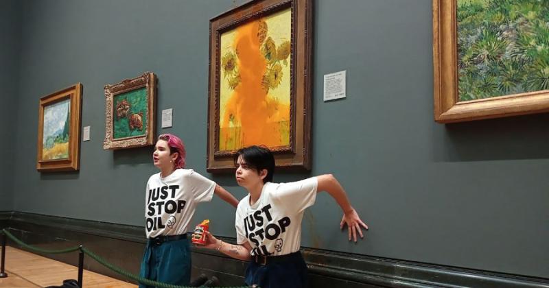 Manifestantes ecologistas arrojaron sopa de tomate sobre Los girasoles de Van Gogh