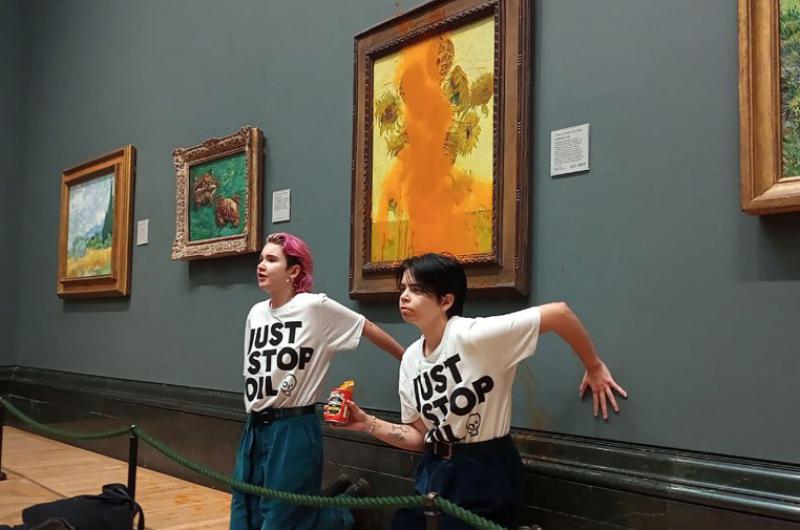 Manifestantes ecologistas arrojaron sopa de tomate sobre Los girasoles de Van Gogh