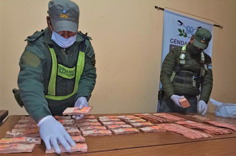 Viajaban de Salta a Coacuterdoba con maacutes de 4 millones de pesos y 37100 doacutelares