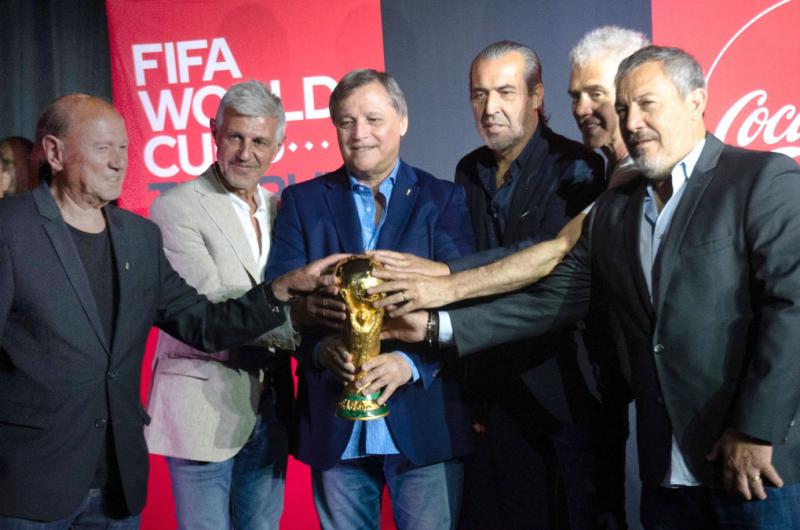 La Copa del Mundo llegoacute a la Argentina- seis campeones volvieron a levantarla