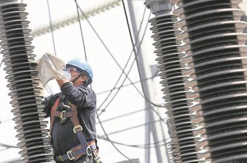 Las distribuidoras eleacutectricas podraacuten subir tarifas para cancelar sus deudas