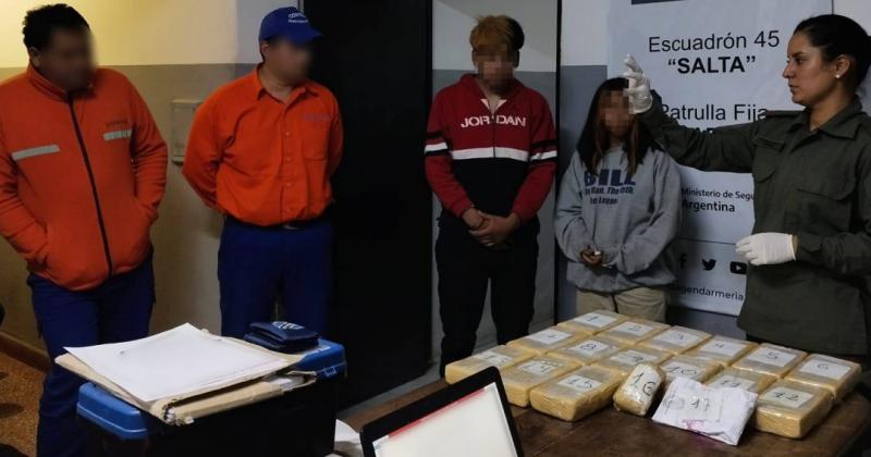 Tres pasajeros ocultaban 16 kilos de cocaiacutena en tres valijas