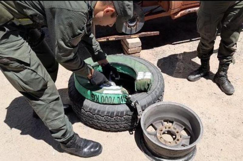 Adaptaron 43 kilos de cocaiacutena en los neumaacuteticos de una camioneta