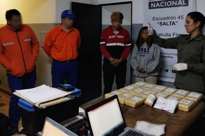 Tres pasajeros ocultaban 16 kilos de cocaiacutena en tres valijas