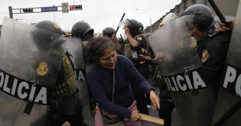 La cifra de muertos por las protestas en Peruacute llegoacute a los 18 y 200 heridos 