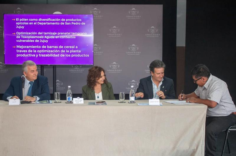  El Gobernador entregoacute recursos para el desarrollo de proyectos de innovacioacuten