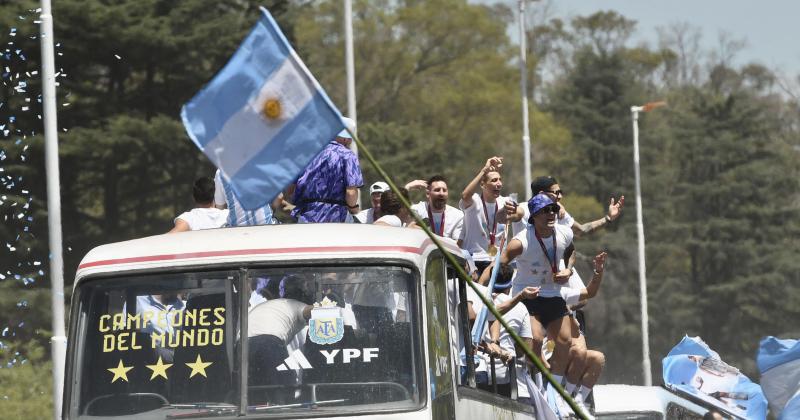 Una marea albiceleste eufoacuterica desborda la 9 de Julio para celebrar con los campeones del mundo