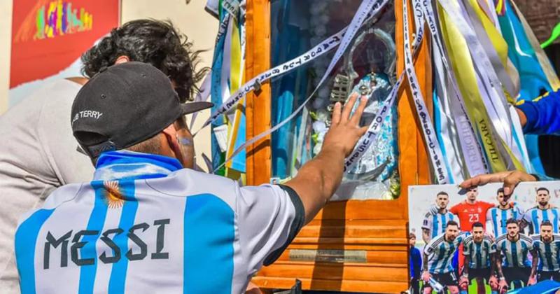 Tilcara- festejo de la Virgen de Punta Corral por el titulo Mundial de fuacutetbol