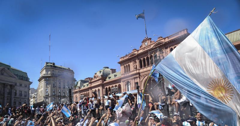 Los festejos en Plaza de Mayo estallaron al ver los helicoacutepteros con los campeones del mundo