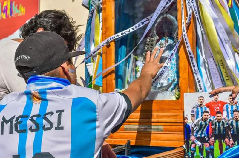Tilcara- festejo de la Virgen de Punta Corral por el titulo Mundial de fuacutetbol