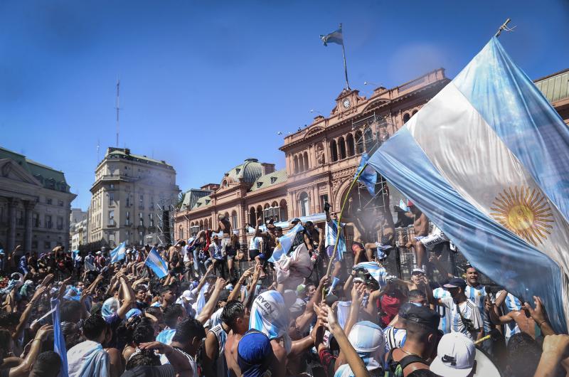 Los festejos en Plaza de Mayo estallaron al ver los helicoacutepteros con los campeones del mundo