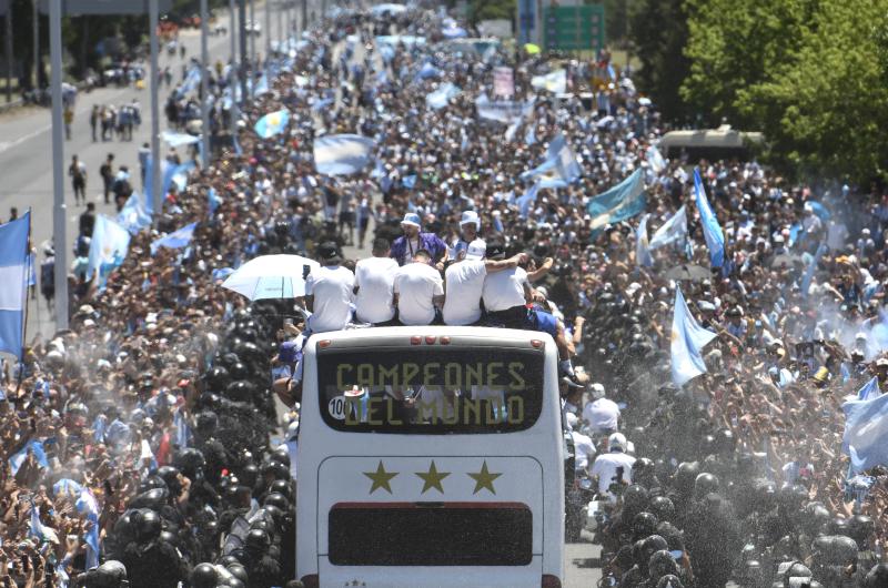 Una marea albiceleste eufoacuterica desborda la 9 de Julio para celebrar con los campeones del mundo