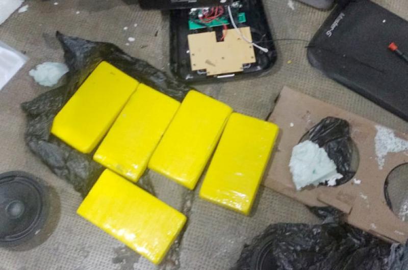 Incautaron maacutes de 5 kilos de cocaiacutena ocultos dentro de un parlante