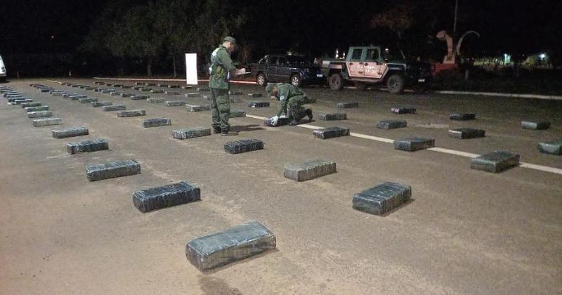 Abandonan una camioneta con maacutes de 1200 kilos de marihuana
