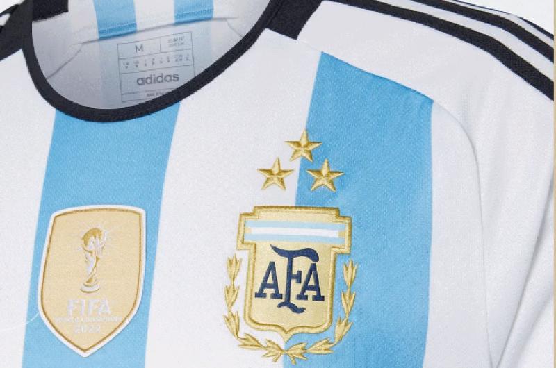Camiseta de la Seleccioacuten con las tres estrellas y el parche de campeoacuten