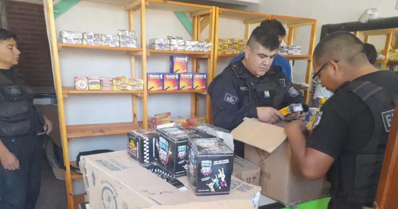 Secuestraron 11 bultos de pirotecnia sonora en un comercio del barrio Alto Comedero