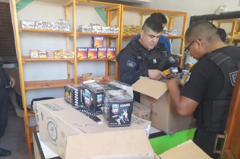 Secuestraron 11 bultos de pirotecnia sonora en un comercio del barrio Alto Comedero