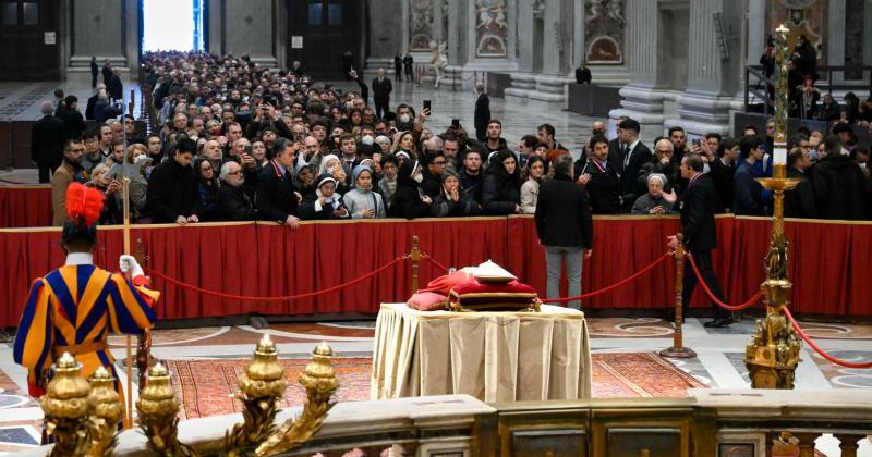 Maacutes de 65000 personas despidieron a Benedicto XVI en la Basiacutelica de San Pedro