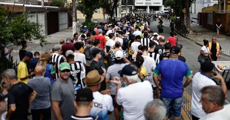 Una multitud despide a Pele en el estadio del Santos