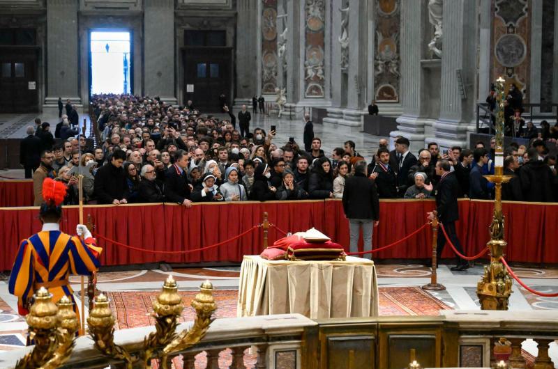 Maacutes de 65000 personas despidieron a Benedicto XVI en la Basiacutelica de San Pedro