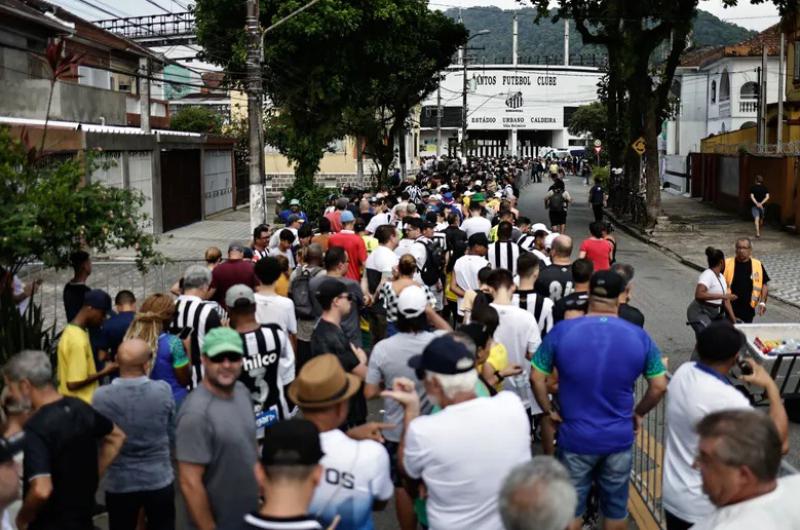 Una multitud despide a Pele en el estadio del Santos