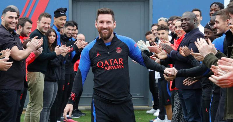 Lionel Messi fue homenajeado con un pasillo de honor en su regreso al PSG