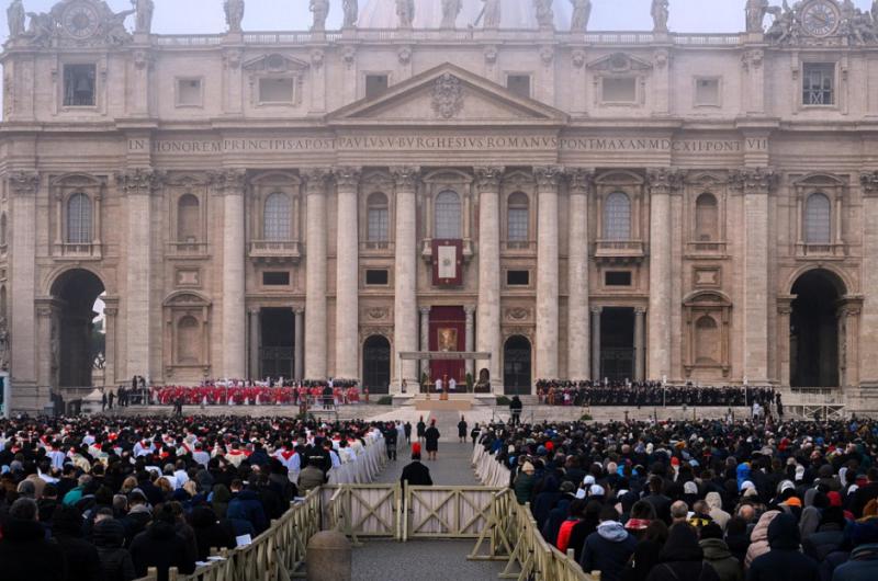 Benedicto XVI fue sepultado en las criptas de la Basiacutelica de San Pedro