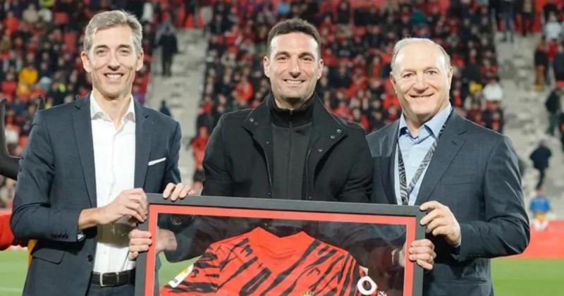 Lionel Scaloni fue homenajeado en Mallorca y dio el puntapieacute inicial 